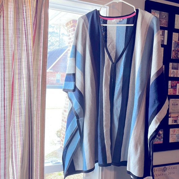 Isaac Mizrahi live! Poncho fit sweater. One size fits most. (Runs larger) - Picture 1 of 7